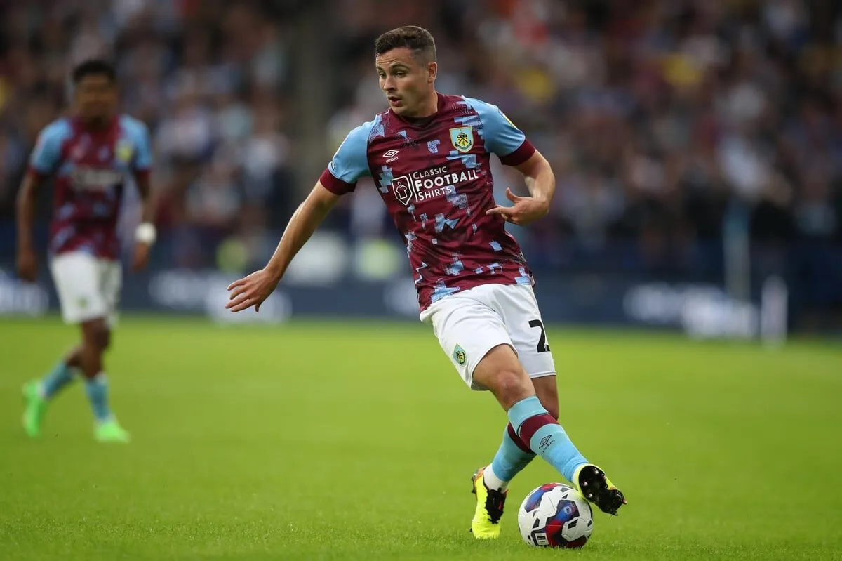 Tiểu Sử của Tiền Vệ Josh Cullen: Ngôi Sao Sân Cỏ Anh Quốc