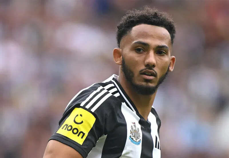 Tiểu sử của trung vệ Lloyd Kelly: Hành trình trở thành “bức tường thép” của Ngoại Hạng Anh